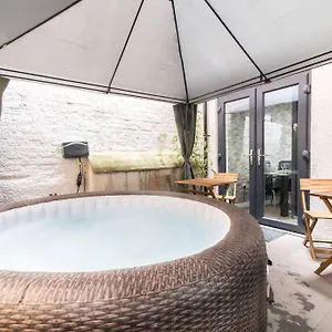 Luxury Hot Tub + 3 Double Bedrooms And Pool Table Nottingham