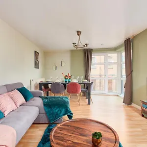 The Sleek Gem With Balcony - Sleeps 6 Nottingham